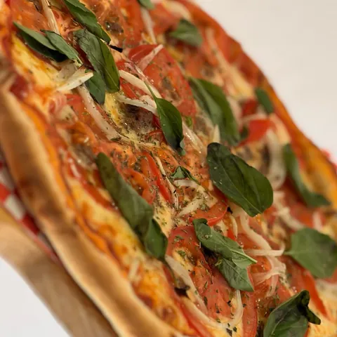 Pizza Chilenita con tomate, cebolla y albahaca