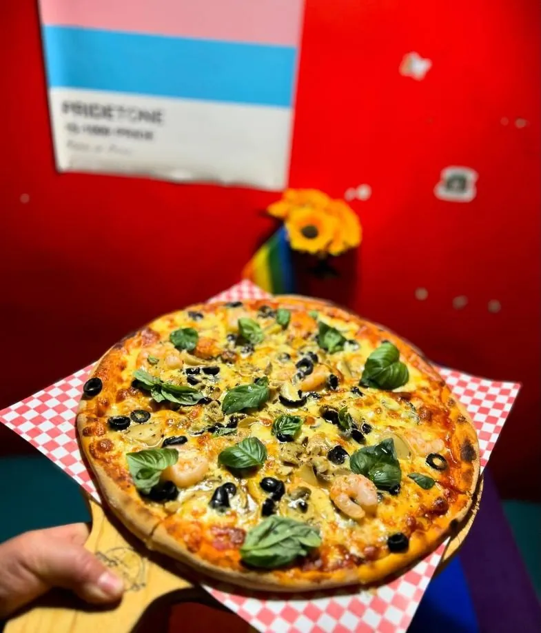 Pizza Del Mar con camarones, aceitunas y albahaca