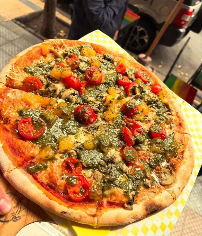 Pizza con pesto, tomate cherry, pimentón y champiñón