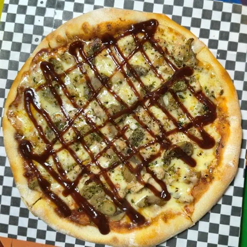 Pizza Tentación con pollo, champiñón y salsa BBQ