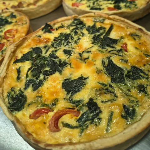 Quiches de espinaca y tomate recién horneadas